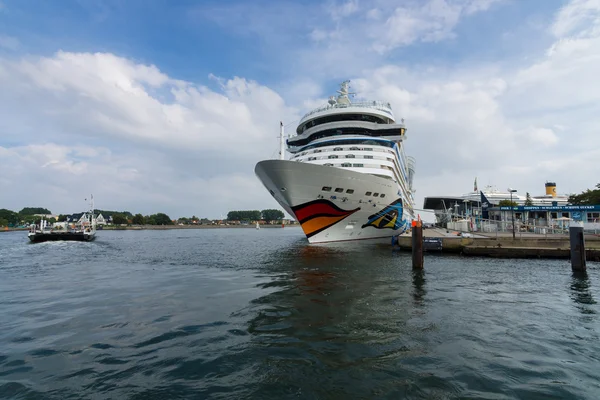 AIDAmar at berth Warnemunde. AIDAmar is a Sphinx class cruise ship, length 253 m, capacity of 2686 passengers — Stock Photo, Image