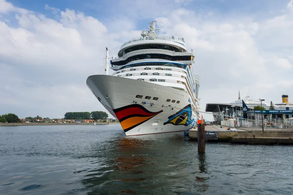 AIDAmar at berth Warnemunde. AIDAmar is a Sphinx class cruise ship, length 253 m, capacity of 2686 passengers — Stock Photo, Image