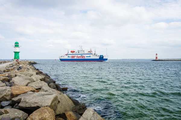 De veerboot Mercandia Viii, scheepvaartmaatschappij de Hh-Ferries in de zeehaven van Rostock. Rostock is Duitslands grootste Baltische haven. — Stockfoto