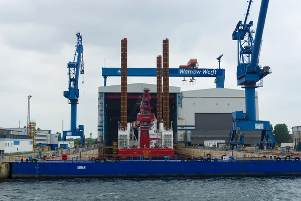 Warnow Werft är en tysk varvsföretag, största varvet i Rostock. Rostock är Tysklands största baltiska hamn. — Stockfoto