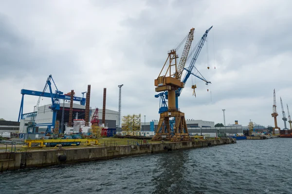 Die warnow werft ist ein deutsches Schiffbauunternehmen, die größte Werft in Rostock. rostock ist Deutschlands größter Ostseehafen. — Stockfoto
