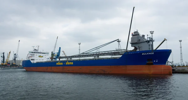 Rostock liman "Bulknes" taşıyıcıya toplu. Rostock Almanya'nın en büyük Baltık limanıdır. — Stok fotoğraf