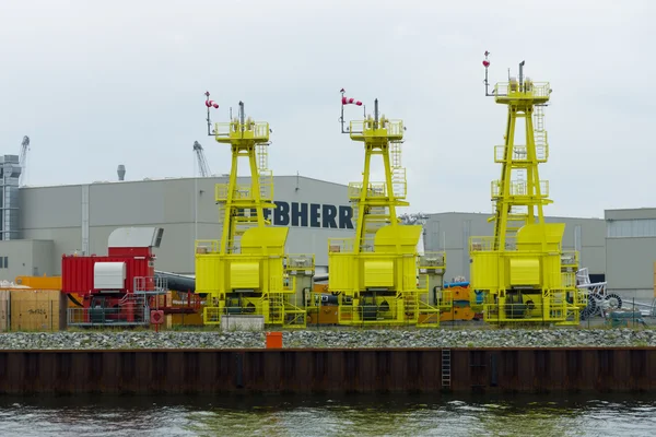 Depozitul companiei Liebherr, în portul Rostock. Liebherr Group este un mare producător german de echipamente specializate în macarale, piese de aeronave și minerit. . — Fotografie, imagine de stoc