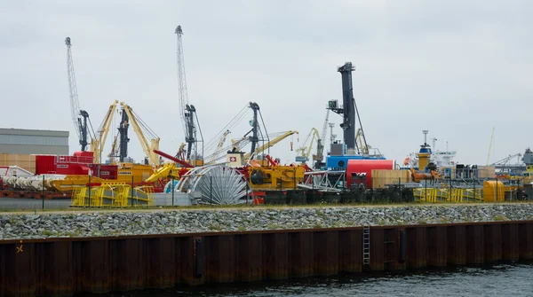 Depozitul companiei Liebherr, în portul Rostock. Liebherr Group este un mare producător german de echipamente specializate în macarale, piese de aeronave și minerit. . — Fotografie, imagine de stoc