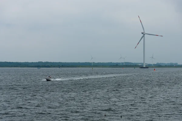 风力涡轮机在罗斯托克港口。罗斯托克是德国最大的波罗的海港口. — 图库照片