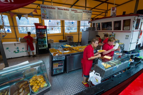 Venta de snacks desde un barco. Warnemunde. Las grandes playas de arena de Warnemunde son las más amplias de la costa alemana del Mar Báltico. . —  Fotos de Stock