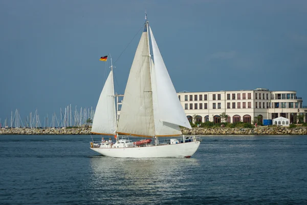 Sailing yacht in the port of Rostock. Rostock is Germany's largest Baltic port. — Stock Photo, Image