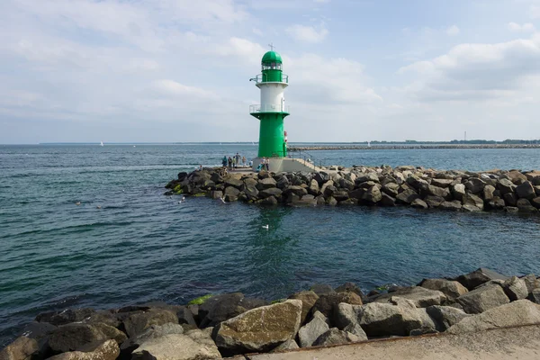 Vuurtoren op zee. — Stockfoto