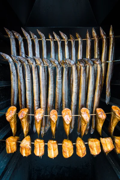 Fisch in der Räucherei. — Stockfoto