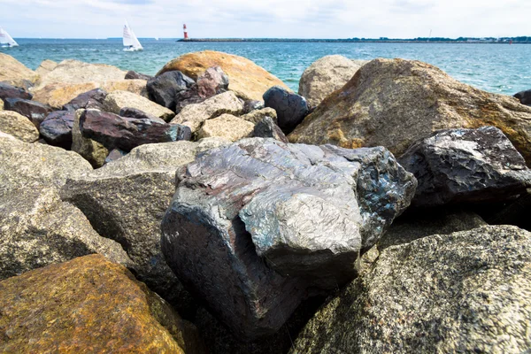 Stone shore. Background. Focus on foreground. — Stock Photo, Image