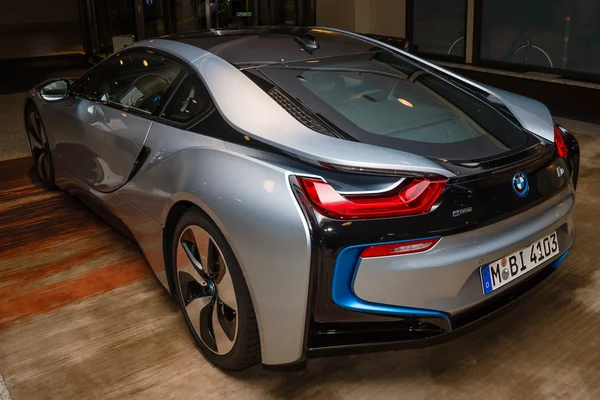 BERLÍN - 28 DE NOVIEMBRE DE 2014: Showroom. El BMW i8, introducido por primera vez como BMW Concept Visión Efficient Dynamics, es un automóvil deportivo híbrido enchufable desarrollado por BMW. Vista trasera . — Foto de Stock