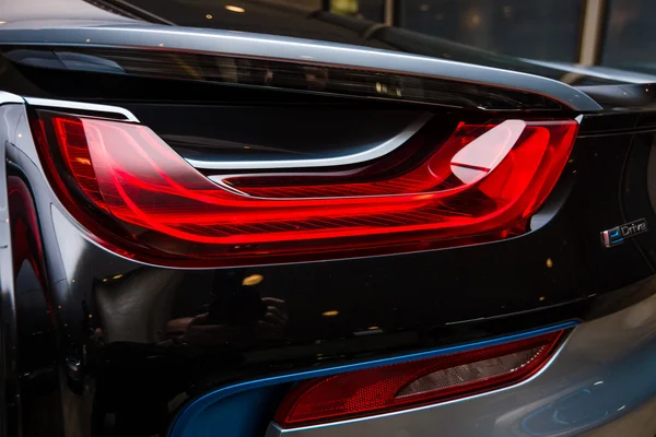 BERLÍN - 28 DE NOVIEMBRE DE 2014: Showroom. Las luces traseras del coche BMW i8, presentado por primera vez como el BMW Concept Visión Efficient Dynamics, es un coche deportivo híbrido enchufable desarrollado por BMW . — Foto de Stock