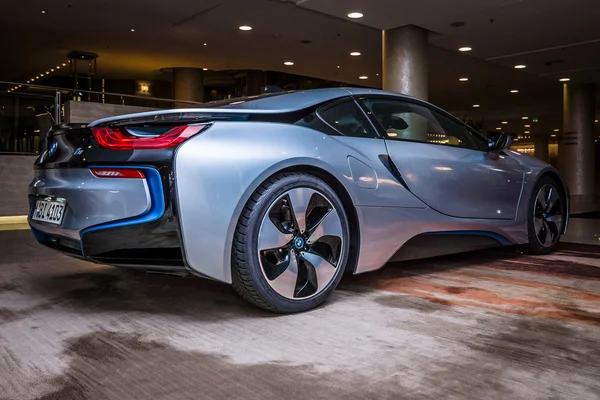 BERLIN - NOVEMBER 28, 2014: Showroom. The BMW i8, first introduced as the BMW Concept Vision Efficient Dynamics, is a plug-in hybrid sports car developed by BMW. Rear view. — Stock Photo, Image