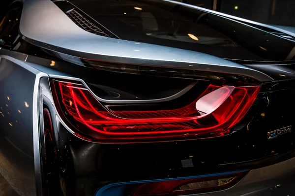 Berlin - 28. November 2014: showroom. die rückleuchten des bmw i8, der erstmals als bmw concept vision efficient dynamics vorgestellt wurde, ist ein von bmw entwickelter plug-in hybrid sportwagen. — Stockfoto