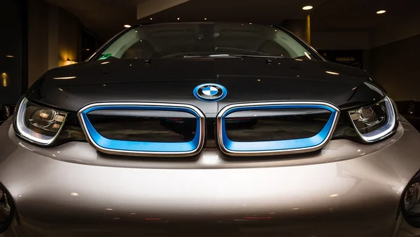 BERLÍN - 28 DE NOVIEMBRE DE 2014: Showroom. El BMW i3, anteriormente Mega City Vehicle (MCV), es un automóvil eléctrico urbano de cinco puertas desarrollado por el fabricante alemán BMW. . —  Fotos de Stock