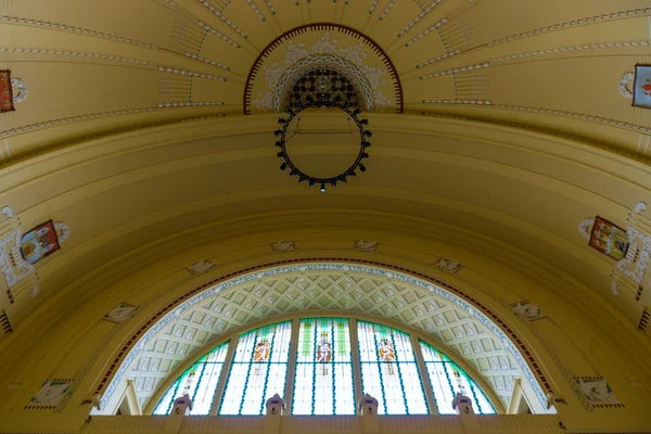 Dome of the Art Nouveau style in the main railway station. — Stock Photo, Image