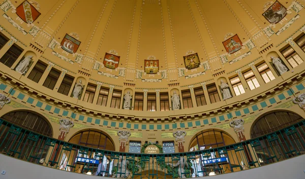 Cúpula del estilo Art Nouveau en la estación principal de tren . — Foto de Stock