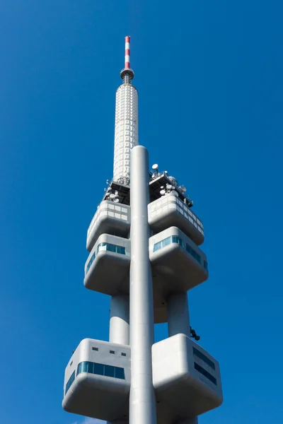 Den kända Prag Zizkov TV-tornet (216 meter). Tornet är ett exempel på high tech-arkitektur — Stockfoto