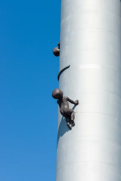 Detail van de sculptuur "Toren Babies" door David Cerny op de televisietoren van Praag Zizkov (216 meter). De toren is een voorbeeld van hightech architectuur. — Stockfoto