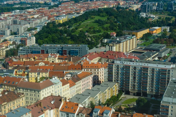 Vista de Praga desde la torre de televisión de Zizkow. Praga - la capital de la República Checa . —  Fotos de Stock