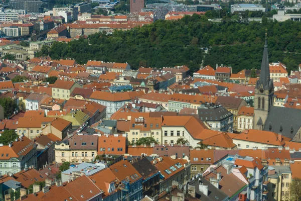 Kilátás nyílik Prágára a Zizkow TV-torony. Prága - Cseh Köztársaság fővárosa. — Stock Fotó