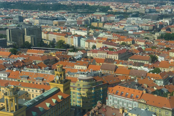 プラハ Zizkow テレビ塔からの眺め。プラハ - チェコ共和国の首都. — ストック写真