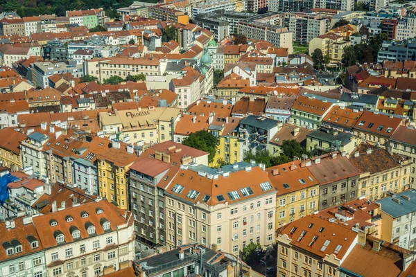 Vista de Praga desde la torre de televisión de Zizkow. Praga - la capital de la República Checa . —  Fotos de Stock