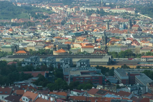 Vista de Praga desde la torre de televisión de Zizkow. Praga - la capital de la República Checa . —  Fotos de Stock