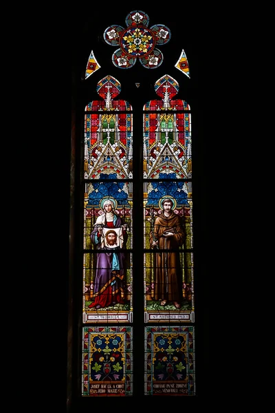 Janela de vidro manchado da Igreja de St. Ludmila (St. Ludmila da Boêmia ) — Fotografia de Stock