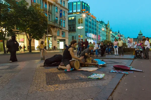 Actuaciones nocturnas de artistas callejeros en la Plaza Wenceslao. Tambores . — Foto de Stock