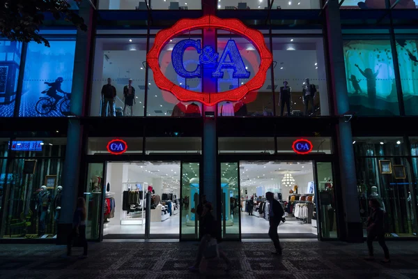C & A magasin dans les lumières du soir. C & A est une chaîne internationale néerlandaise de magasins de vêtements de mode (plus de 34 000 employés ) — Photo