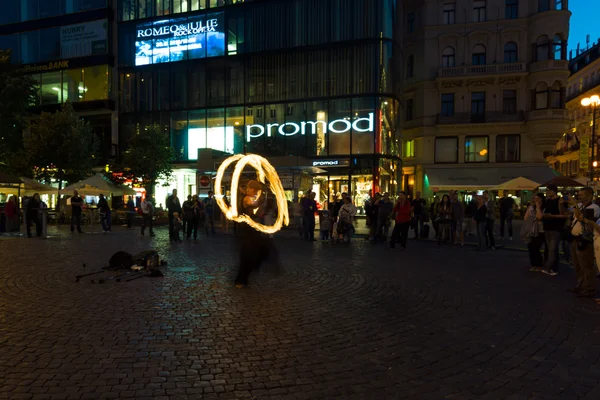晚上表演街头艺术家在瓦茨拉夫广场上。喷火表演 — 图库照片