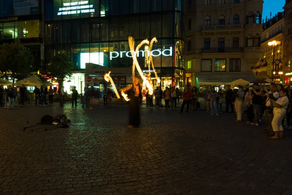 Večerní představení pouličních umělců na Václavském náměstí. Ohňová show — Stock fotografie