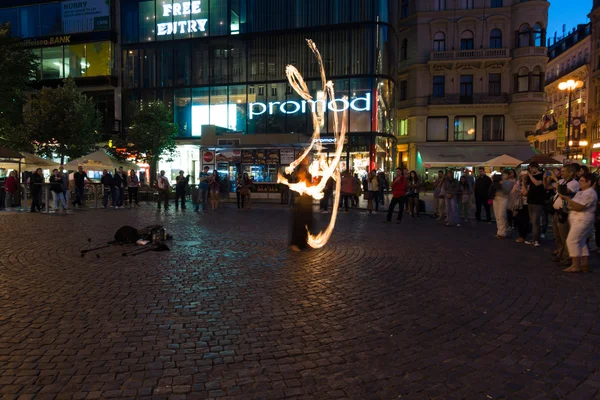 Evening performances of street artists on Wenceslas Square. Fire show — Stock Photo, Image