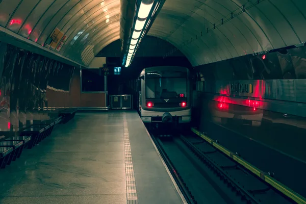 Metro de Praga. Tren en el túnel. Tonificación. Estilización. Praga es la capital y ciudad más grande de la República Checa . — Foto de Stock