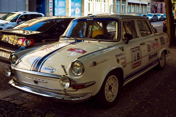 Спортивная версия популярного в 60-х годах автомобиля из Чехословакии - Skoda 1000MB. Произведено более 400 000 автомобилей. Тонизирую. Стилизация . — стоковое фото