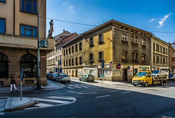 Ulice a každodenní život města. Stylizace. Tónování. Praha je hlavní a největší město České republiky. — Stock fotografie