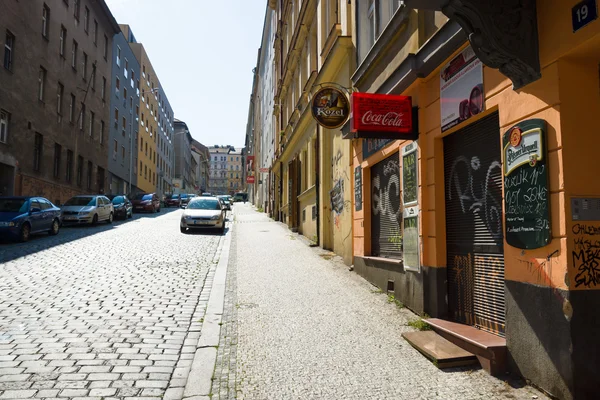 Straat en het dagelijks leven van de stad. Praag is de hoofdstad en grootste stad van Tsjechië. — Stockfoto
