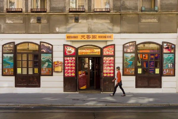 Un restaurante chino típico. Praga es la capital y ciudad más grande de la República Checa . — Foto de Stock