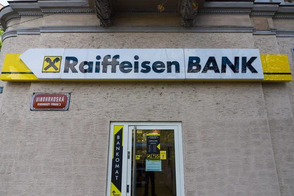 Grenen av Raiffeisen packar ihop. Raiffeisen Bank - de största kooperativa bankerna i Europa, har mer än 3.000 grenar och 58.000 anställda. — Stockfoto