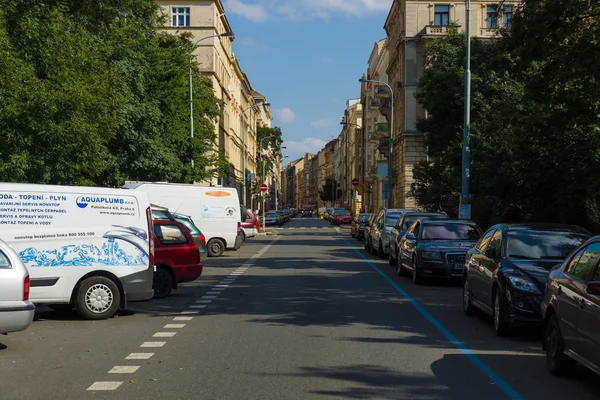 Strada e vita quotidiana della città. Praga è la capitale e la più grande città della Repubblica Ceca . — Foto Stock