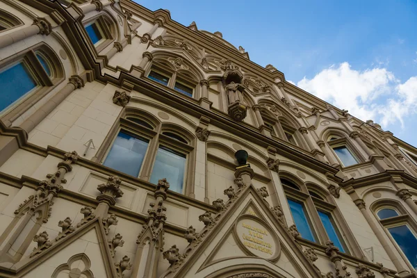 La belle façade de l'ancien bâtiment. Prague est la capitale et la plus grande ville de la République tchèque . — Photo