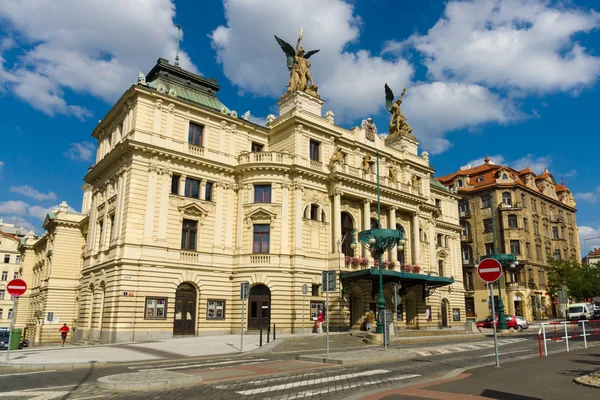 Vinohrady Theater (Tsjechisch: Divadlo na Vinohradech), gebouwd in 1905. Praag is de hoofdstad en grootste stad van Tsjechië. — Stockfoto