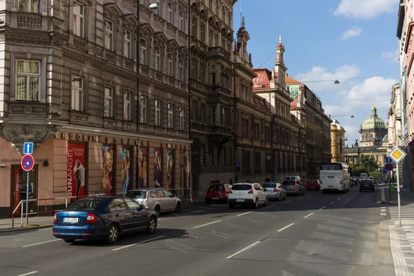 Calle y vida cotidiana de la ciudad. Praga es la capital y ciudad más grande de la República Checa . — Foto de Stock