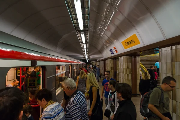 Metro de Praga. Praga é a capital e a maior cidade da República Checa . — Fotografia de Stock