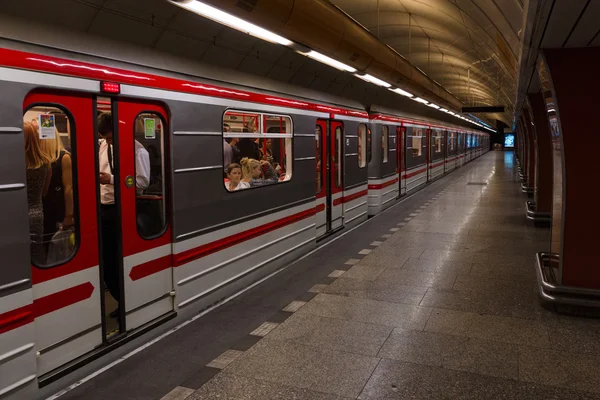 Praskie metro. Praga-Stolica i największe miasto Republiki Czeskiej. — Zdjęcie stockowe