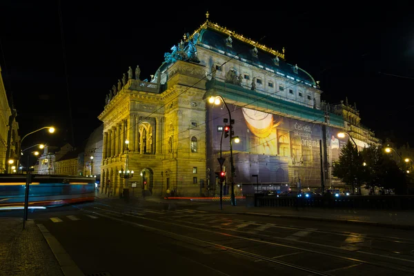 El Teatro Nacional es conocido como el alma mater de la ópera checa, y como el monumento nacional de la historia y el arte checos. Iluminación nocturna . — Foto de Stock