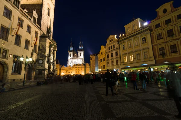 La Iglesia de la Madre de Dios frente a Tyn y la Torre del Ayuntamiento Viejo en la Plaza de la Ciudad Vieja en la iluminación de la noche . — Foto de Stock