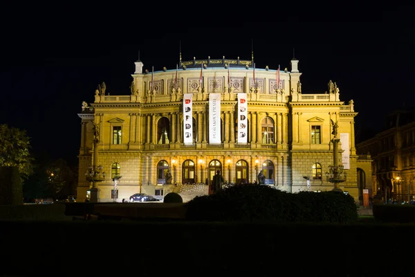 El Rudolfinum es un auditorio de música de estilo neorrenacentista situado en la plaza Jan Palach. Iluminación nocturna . — Foto de Stock