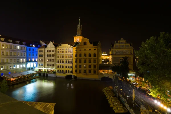 Stare domy nad brzegiem rzeki Wełtawy i Muzeum Czeskiego kompozytora Bedrich Smetana w oświetlenie wieczorne. — Zdjęcie stockowe